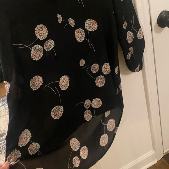 Blouse perfect for business casual. Looks great with jeans or slacks! EUC. - Picture 6 of 10